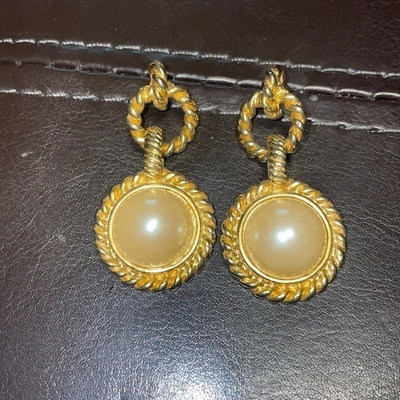 VTG pearl feux gold tone dangle earrings - Picture 1 of 2